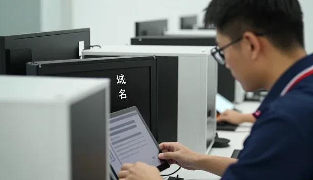 海口琼山区硕艳网络科技经营部打造办公场所下的小程序开发等解决方案